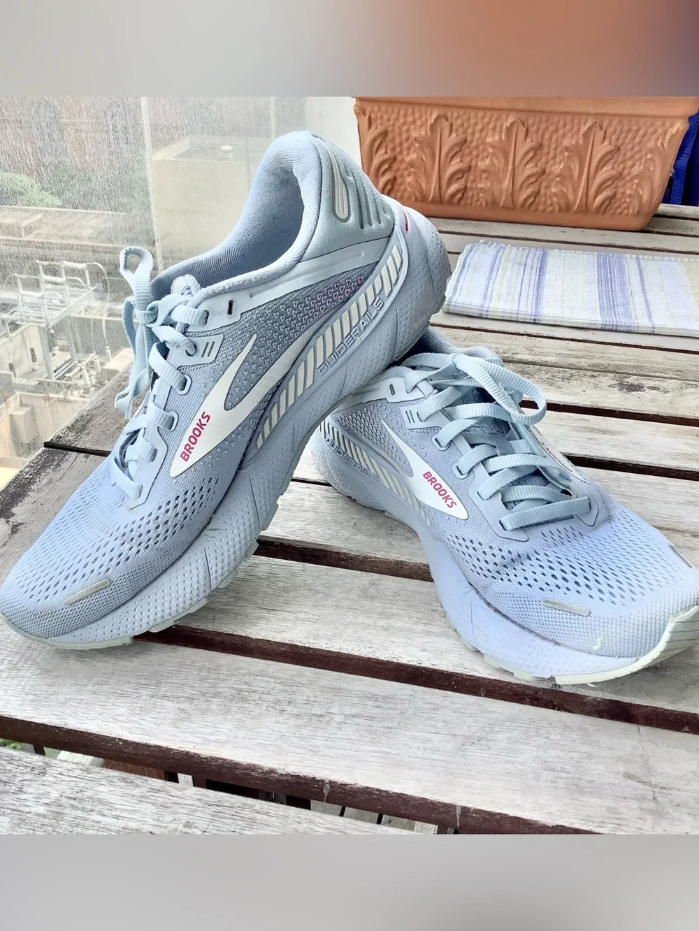 Brooks Adrenaline GTS 22 light blue running shoe - women's Sz 8.5 - Picture 1 of 8